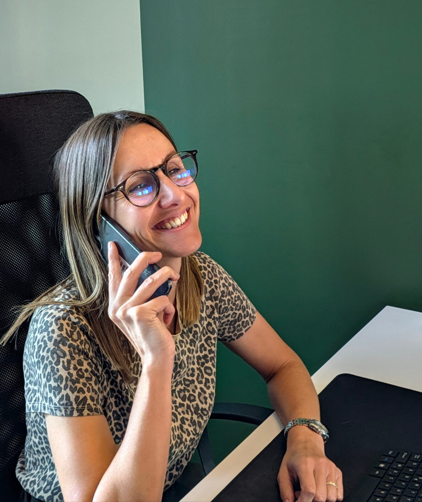 Alison, commerciale d'Admind, au téléphone avec un client
